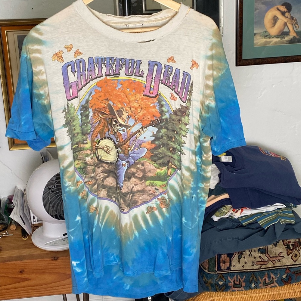 Vintage Grateful Dead concert shirt